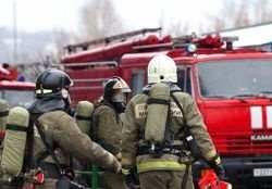 Спасатели МЧС России ликвидировали пожар в частной хозяйственной постройке и в автомобиле в Ижморском МО