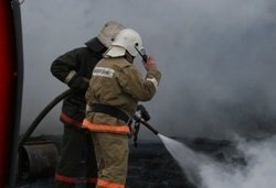 Спасатели МЧС России ликвидировали пожар в частном жилом доме, хозяйственных постройках в Ижморском МО