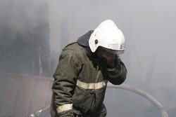 Спасатели МЧС России ликвидировали пожар в частных хозяйственных постройках в Ижморском МО