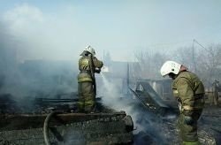 Спасатели МЧС России ликвидировали пожар в частных хозяйственных постройках в Ижморском МО