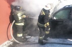 Спасатели МЧС России ликвидировали пожар в частном легковом автомобиле в Ижморском МО