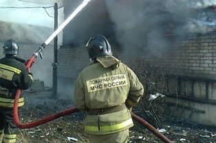 Спасатели МЧС России ликвидировали пожар в частном нежилом здании в Ижморском МО