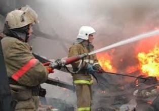Спасатели МЧС России ликвидировали пожар в частном двухквартирном жилом доме в Ижморском МО